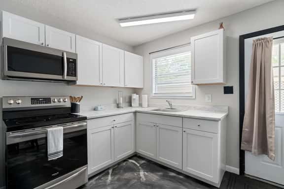 Studio with Full Kitchen! - Image 1