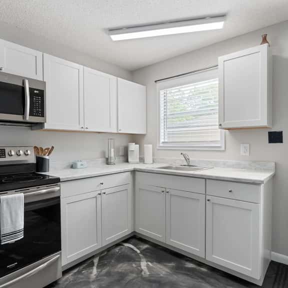 Studio with Full Kitchen! - Image 1
